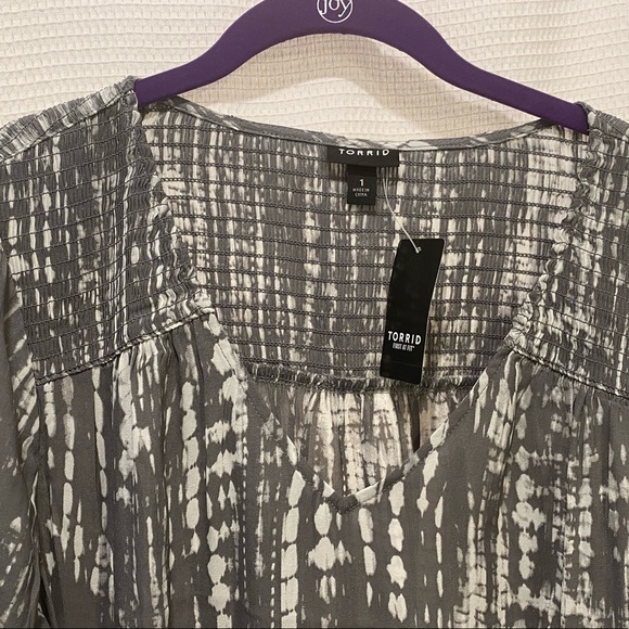 NEW✨TORRID Grey & White Crepe Smocked Blouse - Picture 7 of 11